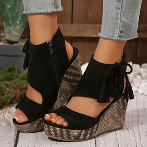 Sandali da donna con punta aperta, nappine e suola platform