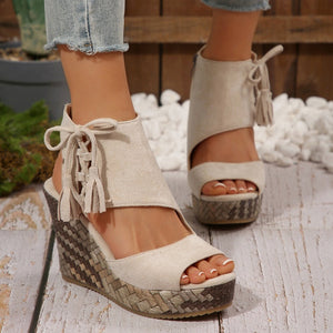 Sandali da donna con punta aperta, nappine e suola platform